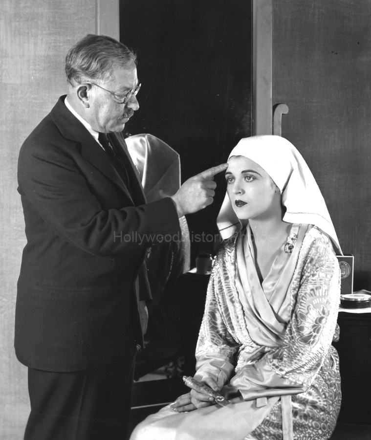 Dorothy Dwan 1928 Max Factor WM.jpg
